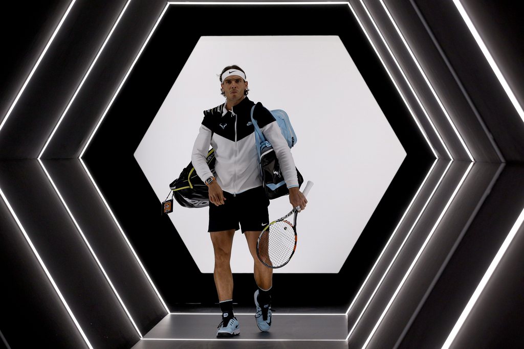epa05013272 Rafael Nadal of Spain arrives on court to play Kevin Anderson of South Africa during a round of sixteen match at the BNP Paribas 2015 Masters tennis tournament in Paris, France, 05 November 2015. EPA/YOAN VALAT