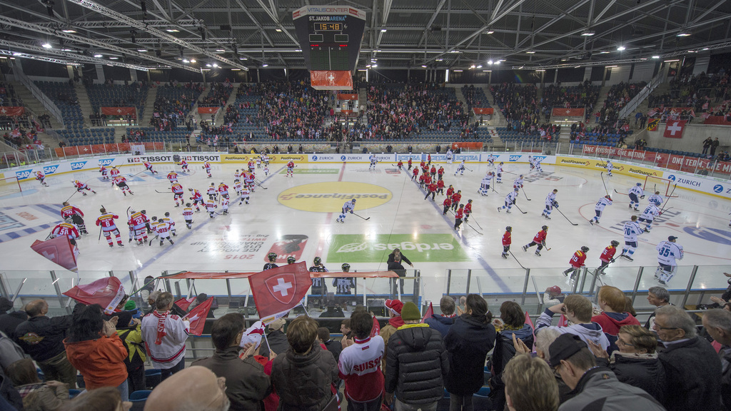 Uebersichtsbild der Eishalle beim Eishockey WM Vorbereitungsspiel der Schweiz gegen Finnland in der St. Jakob-Arena in Basel, am Freitag, 3. April 2015. (KEYSTONE/Georgios Kefalas)