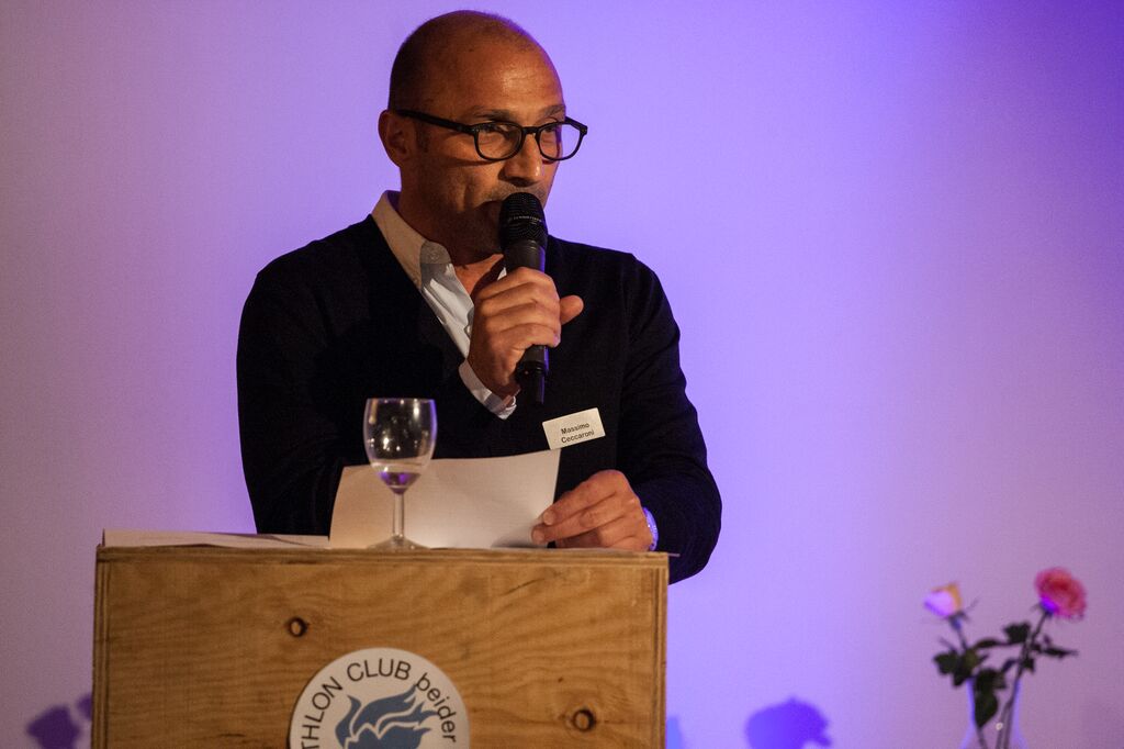 Brille aufgesetzt, in die Schriftsprache gewechselt: Massimo Ceccaroni las seine beinahe literarisch anmutende Laudatio auf Hochdeutsch.