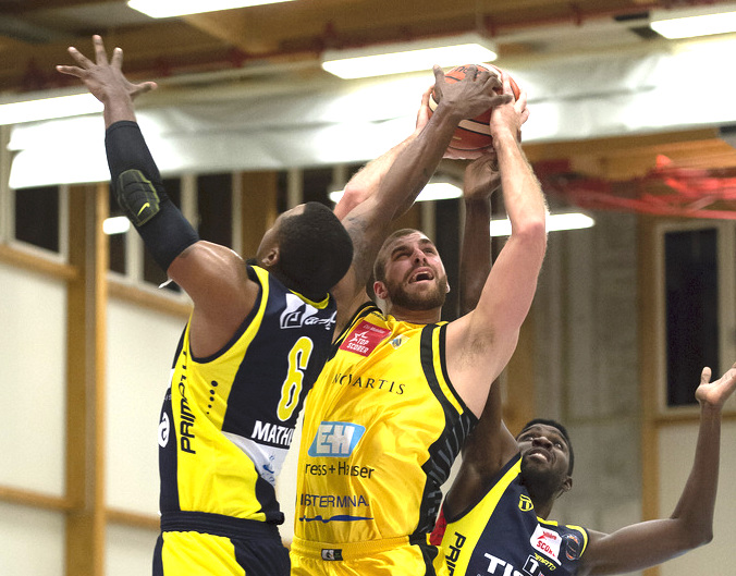 Der Birstaler Murphy Burnatowski, Mitte, kommt gegen die Neuenburger James Mathis, links, und Babacar Toure, rechts, zum Wurf waehrend des Spieles der Basketball National League A zwischen den Starwings Basket Regio Basel und Union Neuchatel in der Sporthalle in Birsfelden, am Samstag, 14. November 2015. (KEYSTONE/Georgios Kefalas)