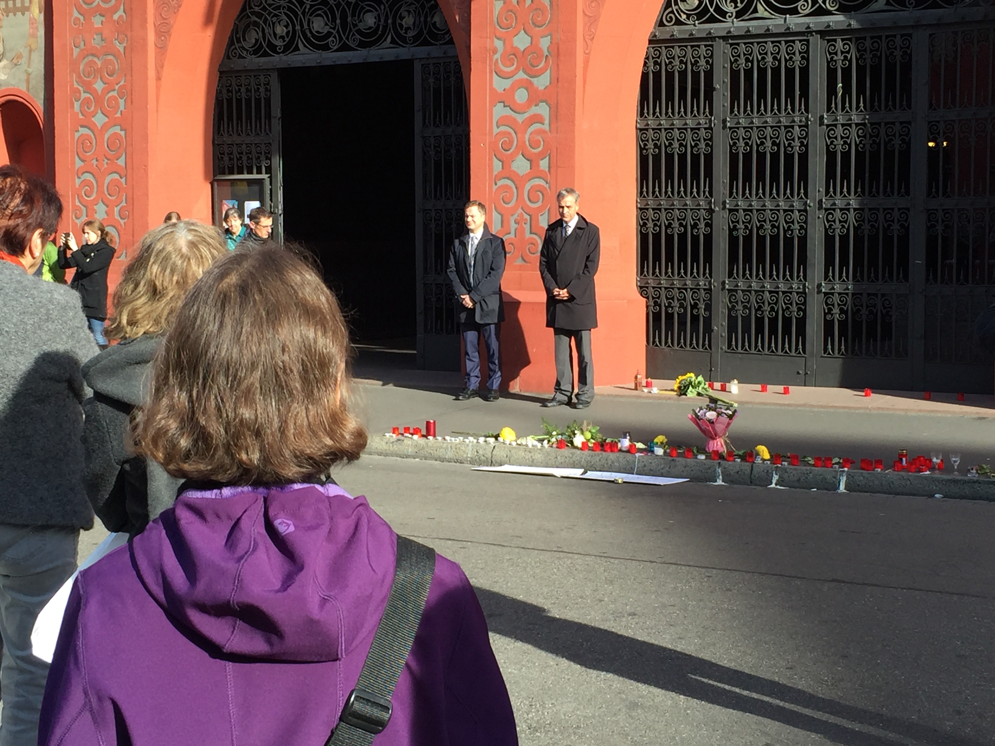 Schweigeminute vor dem Rathaus mit Regierungspräsident Guy Morin und Vize-Staatsschreiber Marco Greiner. Nur wenige Passanten haben sich beteiligt.