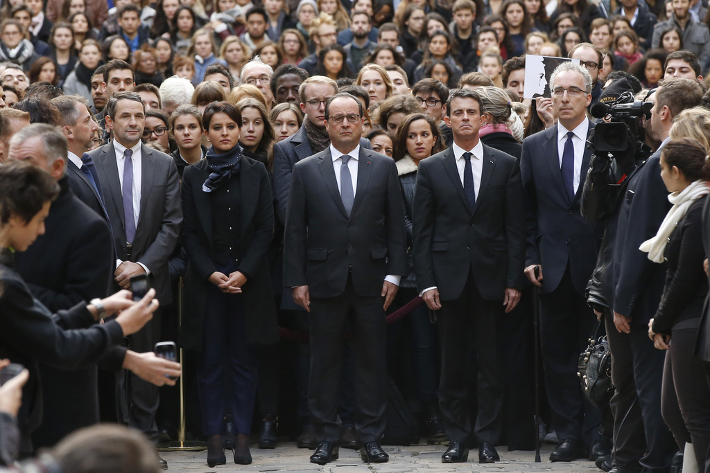 Präsident Francois Hollande (Mitte), Premierminister Manuel Valls (rechts) und Bildungsministerin Najat Vallaud-Belkacem bei der Schweigeminute am Montag an der Universität Sorbonne in Paris.