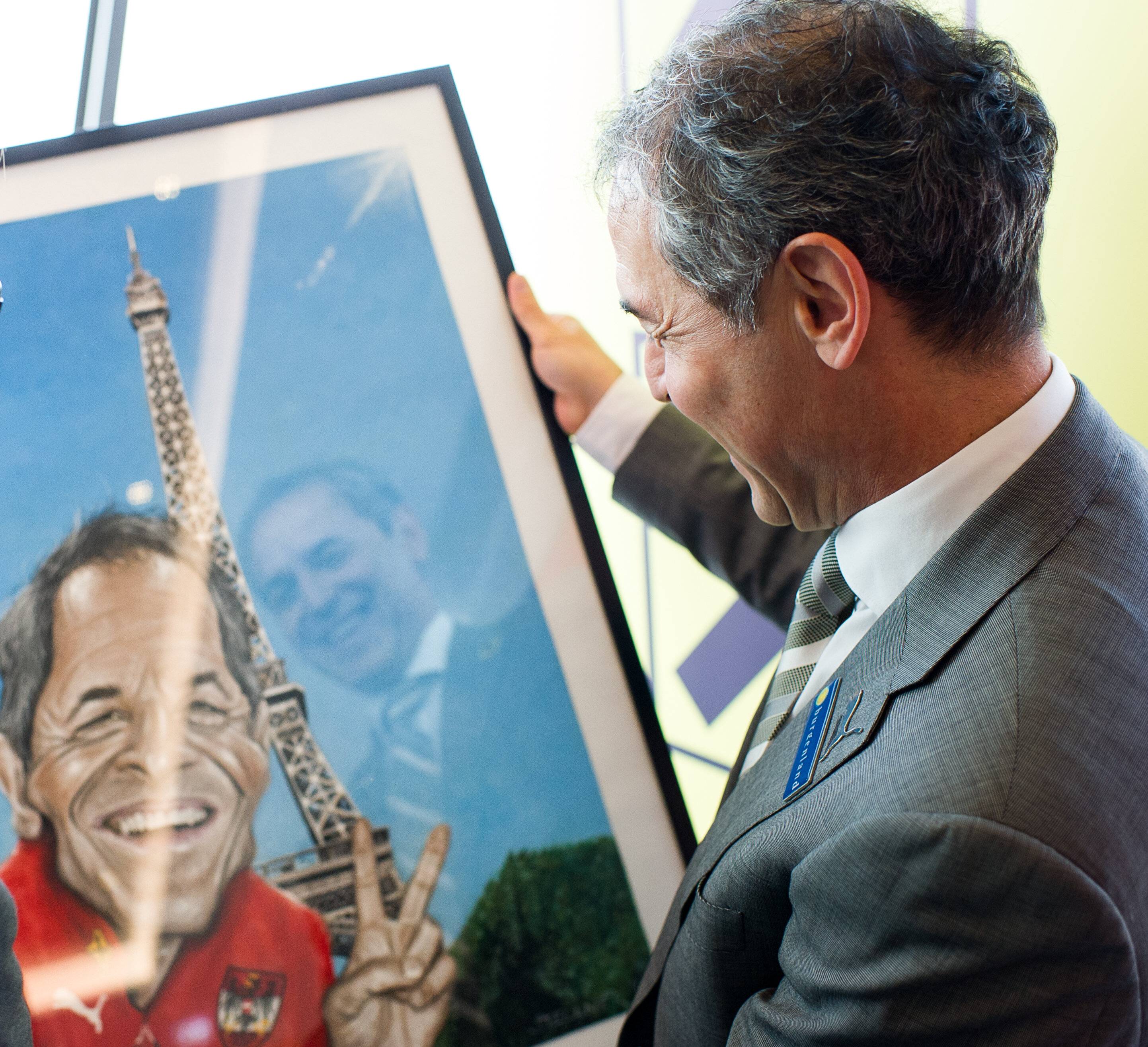 Wien 03.11.2015, Raiffeisen Zentralbank, Wien, AUT, OeFB, Pressekonferenz des Oesterreichischen Fussballverbandes, im Bild Teamchef Marcel Koller (AUT) mit Karikatur vor Eiffelturm // during press conference PK Pressekonferenz of the Austrian Football Association at Raiffeisen Zentral Bank in Vienna, 2015/11/03. PUBLICATIONxNOTxINxAUT EX_GRU Vienna 03 11 2015 Raiffeisen Central Bank Vienna AUT �FB Press conference the Austrian Football Association in Picture Team boss Marcel Koller AUT with Caricature before Eiffel Tower during Press Conference press conference Press conference of The Austrian Football Association AT Raiffeisen centrally Bank in Vienna 2015 11 03 PUBLICATIONxNOTxINxAUT EX_GRU