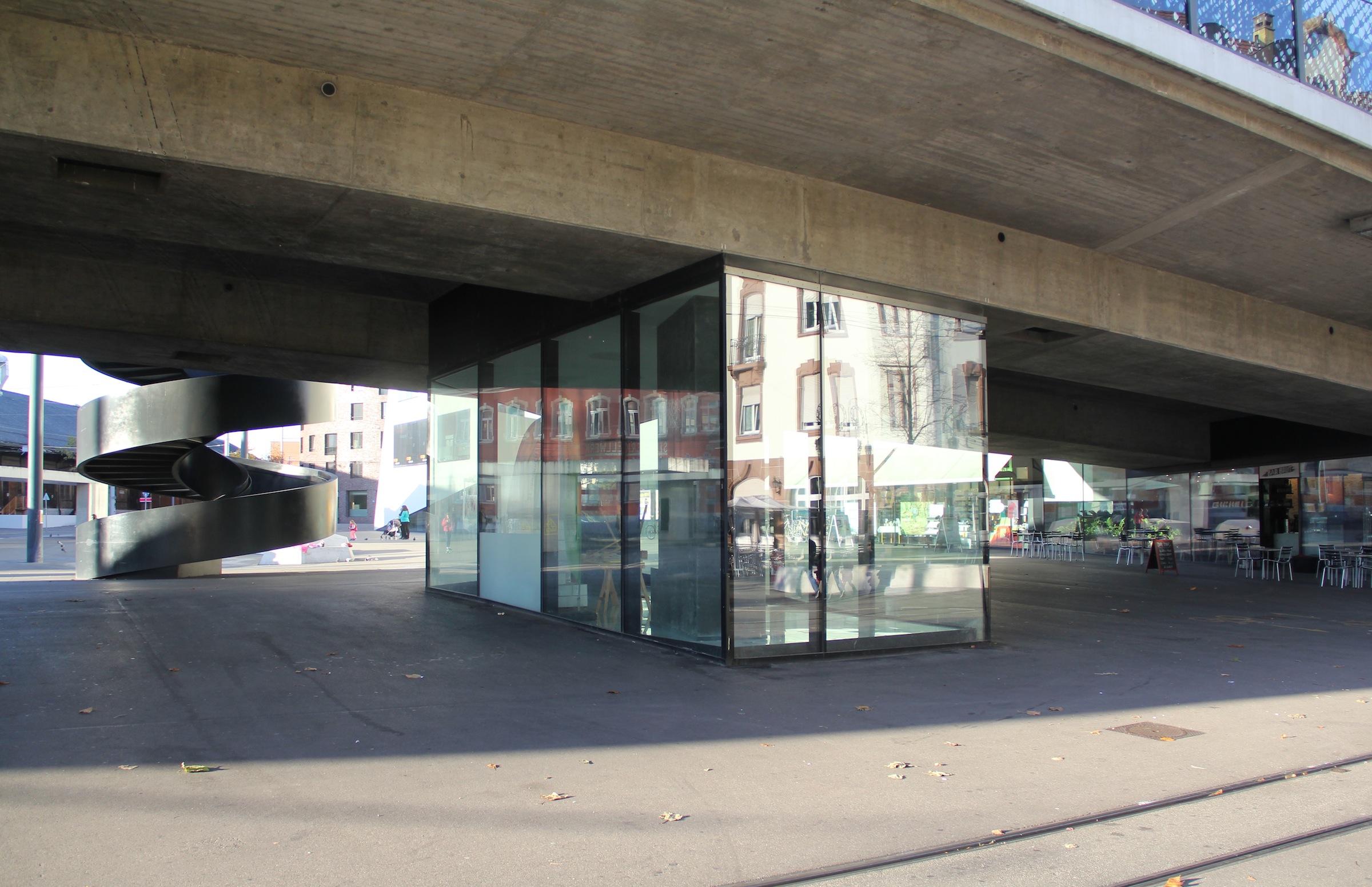 Über diesen Leerstand freuen sich momentan in erster Linie die Organisatoren vom St. Johanns-Markt. Da das Glashaus nicht genutzt wird, können sie dort ihre Materialien zwischenlagern.