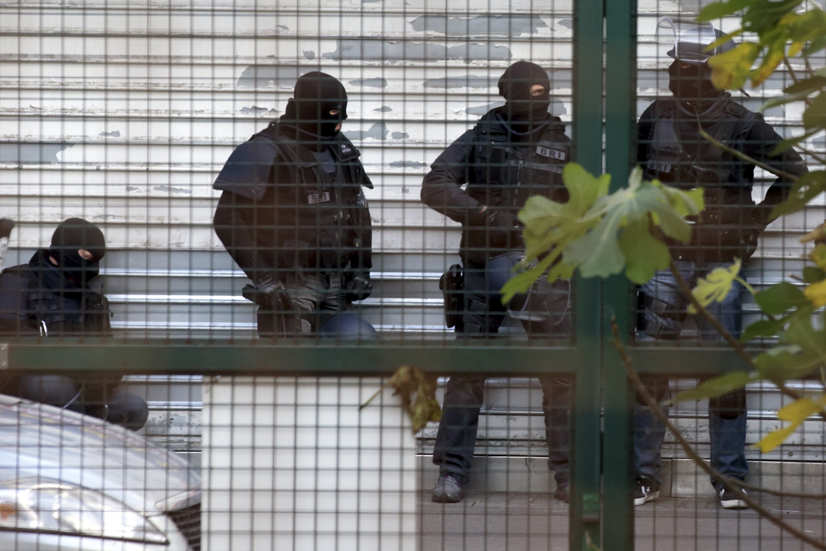 Members of French special police forces of Research and Intervention Brigade (BRI) are seen at the scene during an operation in Saint-Denis, near Paris, France, November 18, 2015 to catch fugitives from Friday night's deadly attacks in the French capital. REUTERS/Philippe Wojazer