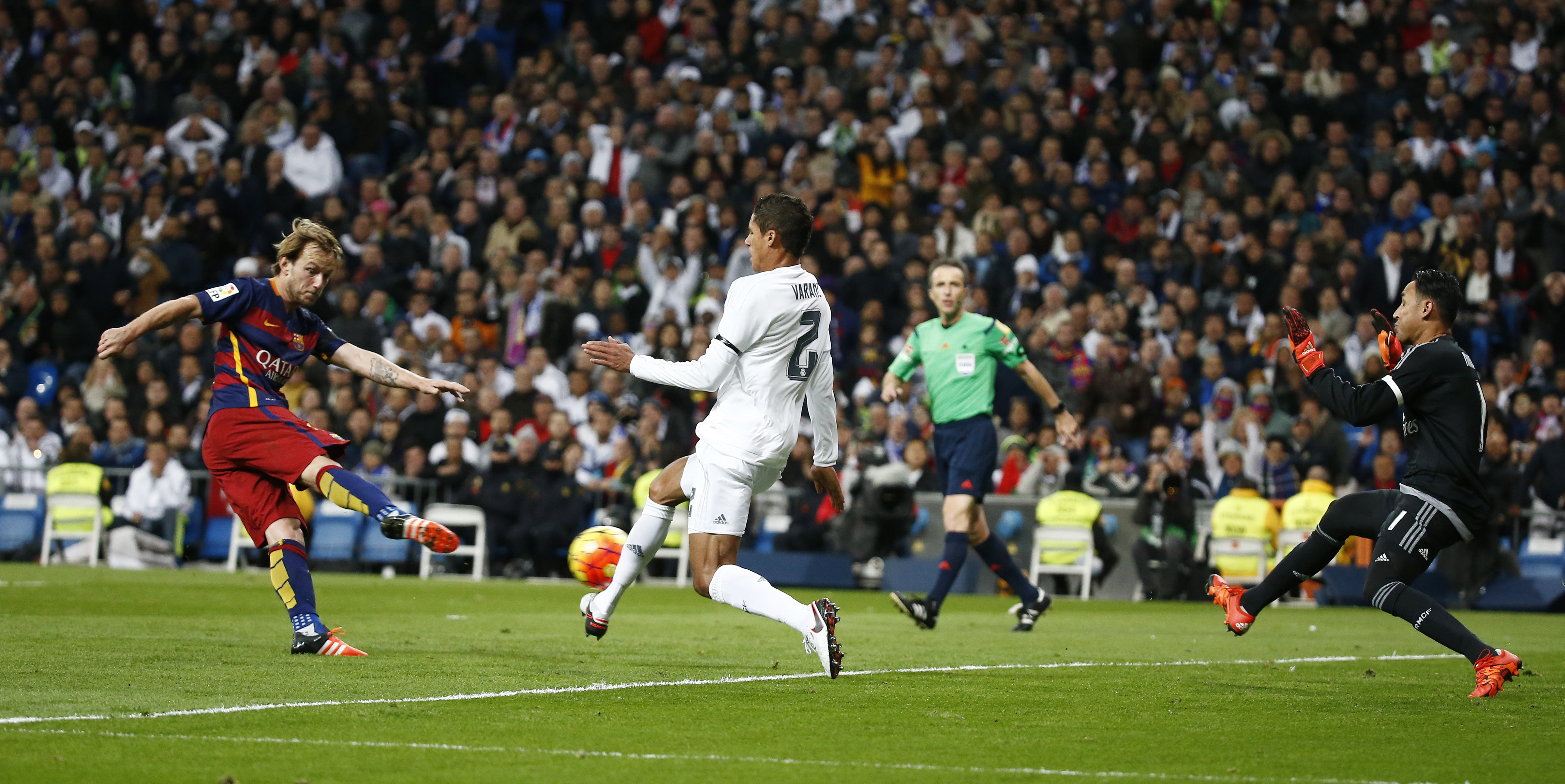 Football - Real Madrid v Barcelona - Liga BBVA - Santiago Bernabeu - 21/11/15 Barcelona's Ivan Rakitic shoots at goal Reuters / Paul Hanna Livepic EDITORIAL USE ONLY.
