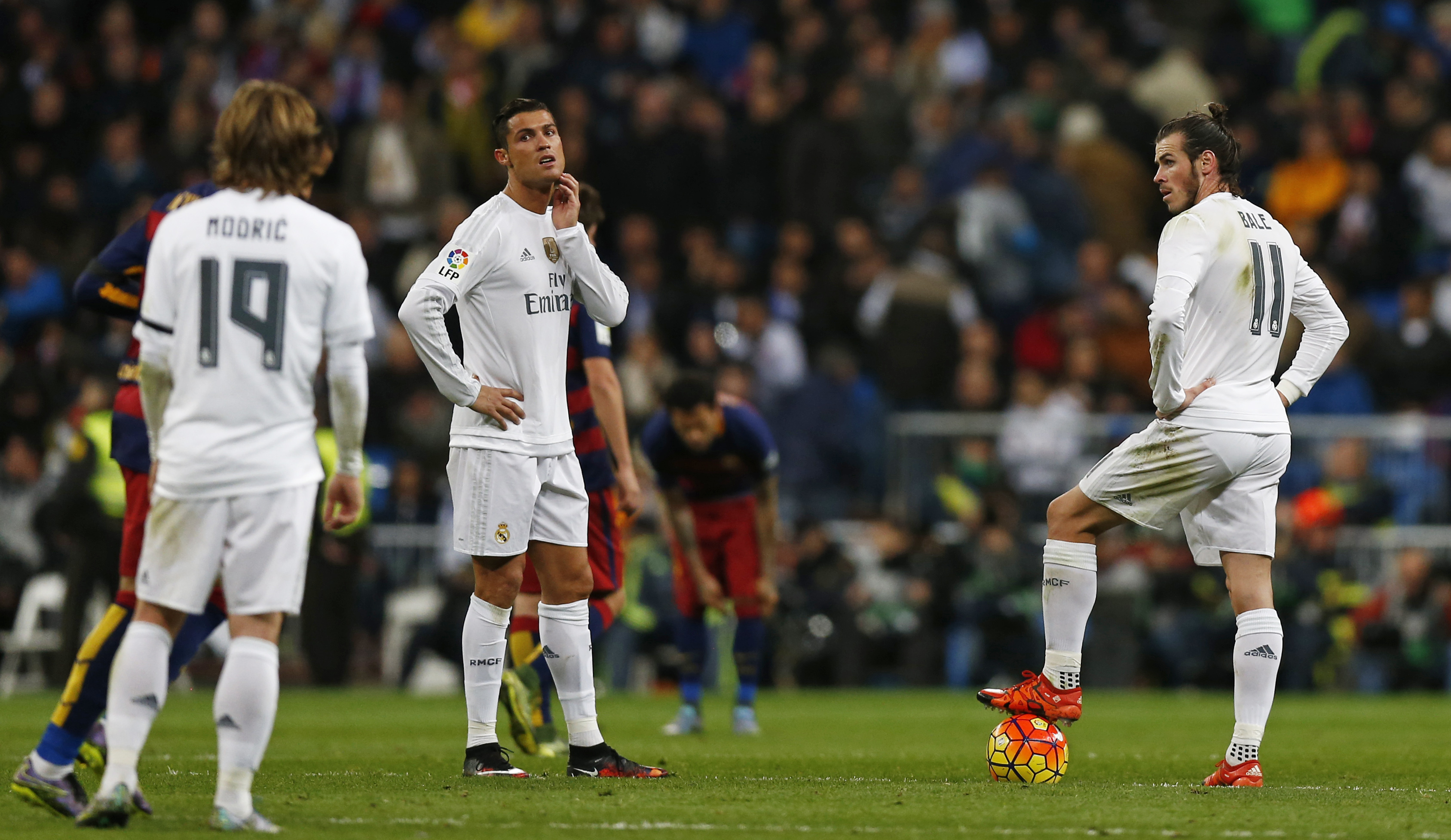 Football - Real Madrid v Barcelona - Liga BBVA - Santiago Bernabeu - 21/11/15 Real Madrid's Gareth Bale (R) and Cristiano Ronaldo (2nd L) look dejected as they prepare to take a centre kick after Barcelona's Luis Suarez (not pictured) scored their fourth goal Reuters / Stringer Livepic