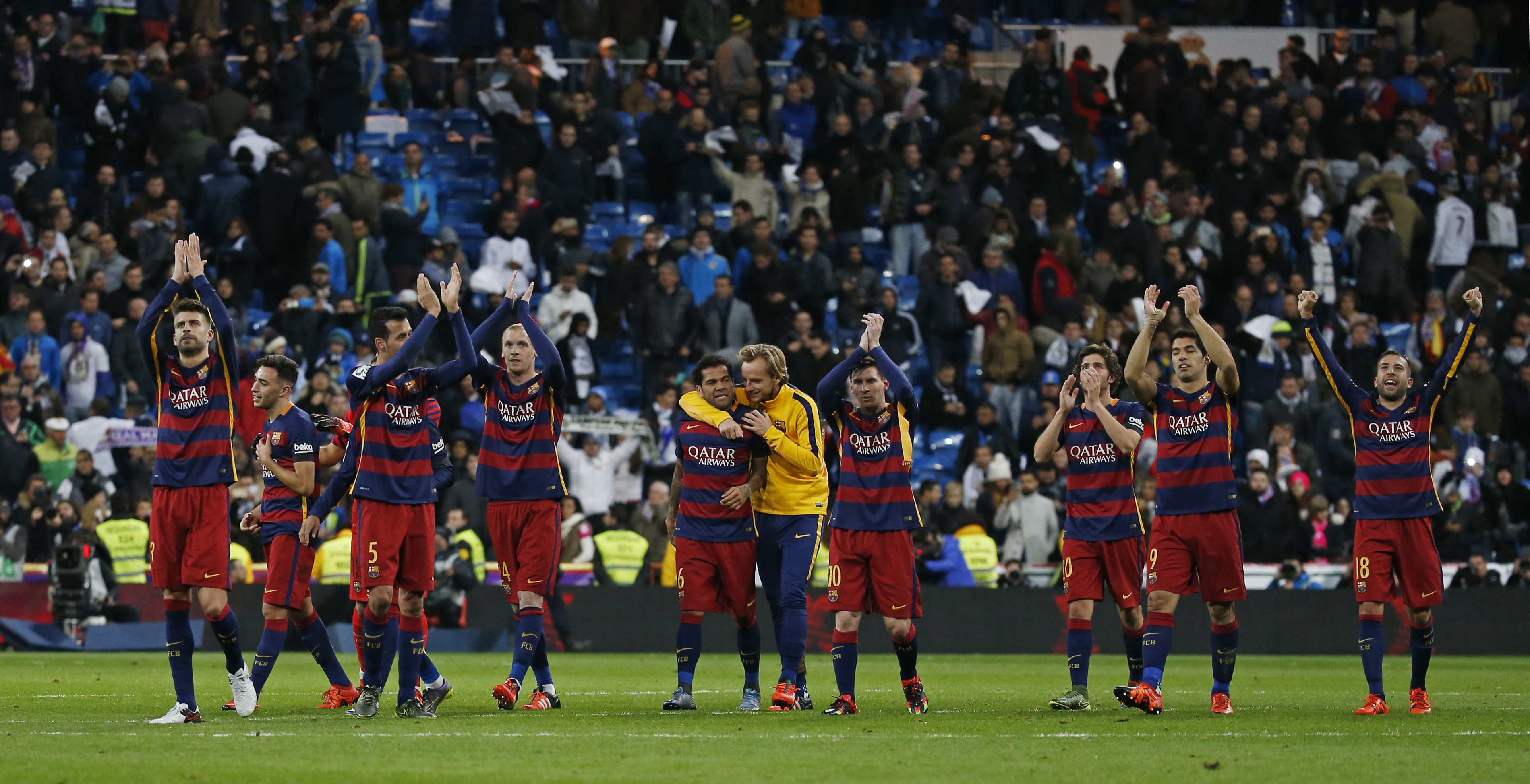 Football - Real Madrid v Barcelona - Liga BBVA - Santiago Bernabeu - 21/11/15 Barcelona players applaud the fans at the end of the match Reuters / Sergio Perez Livepic