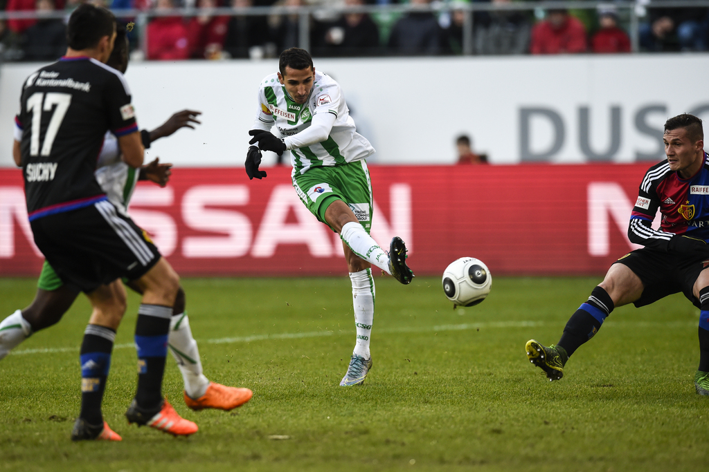 Yannis Tafer von St. Gallen, Mitte, trifft zum 2-1, gegen Marek Suchy, links, und Taulant Xhaka von Basel, im Fussball Super League Spiel zwischen dem FC St. Gallen und dem FC Basel, am Sonntag, 22. November 2015, in der AFG Arena in St. Gallen. (KEYSTONE/Gian Ehrenzeller)