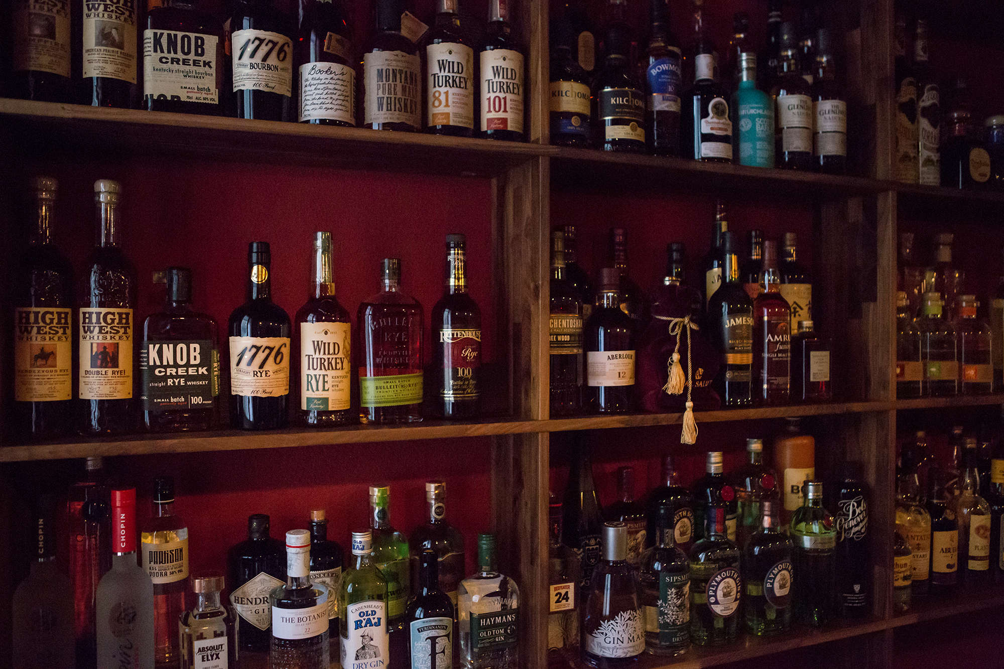 Der Name «Angels' Share» kommt aus der Whisky-Brennerei. Dem braunen Gold steht im Barregal entsprechend viel Platz zu.