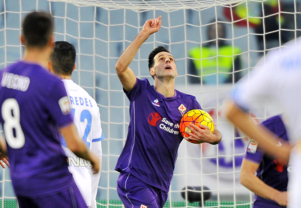 Fiorentina's Nikola Kalinic celebrates after scoring during a Serie A soccer match between Fiorentina and Empoli, at the Artemio Franchi stadium in Florence, Italy, Sunday, Nov. 22, 2015. (Maurizio Degl'Innocenti/ANSA via AP)
