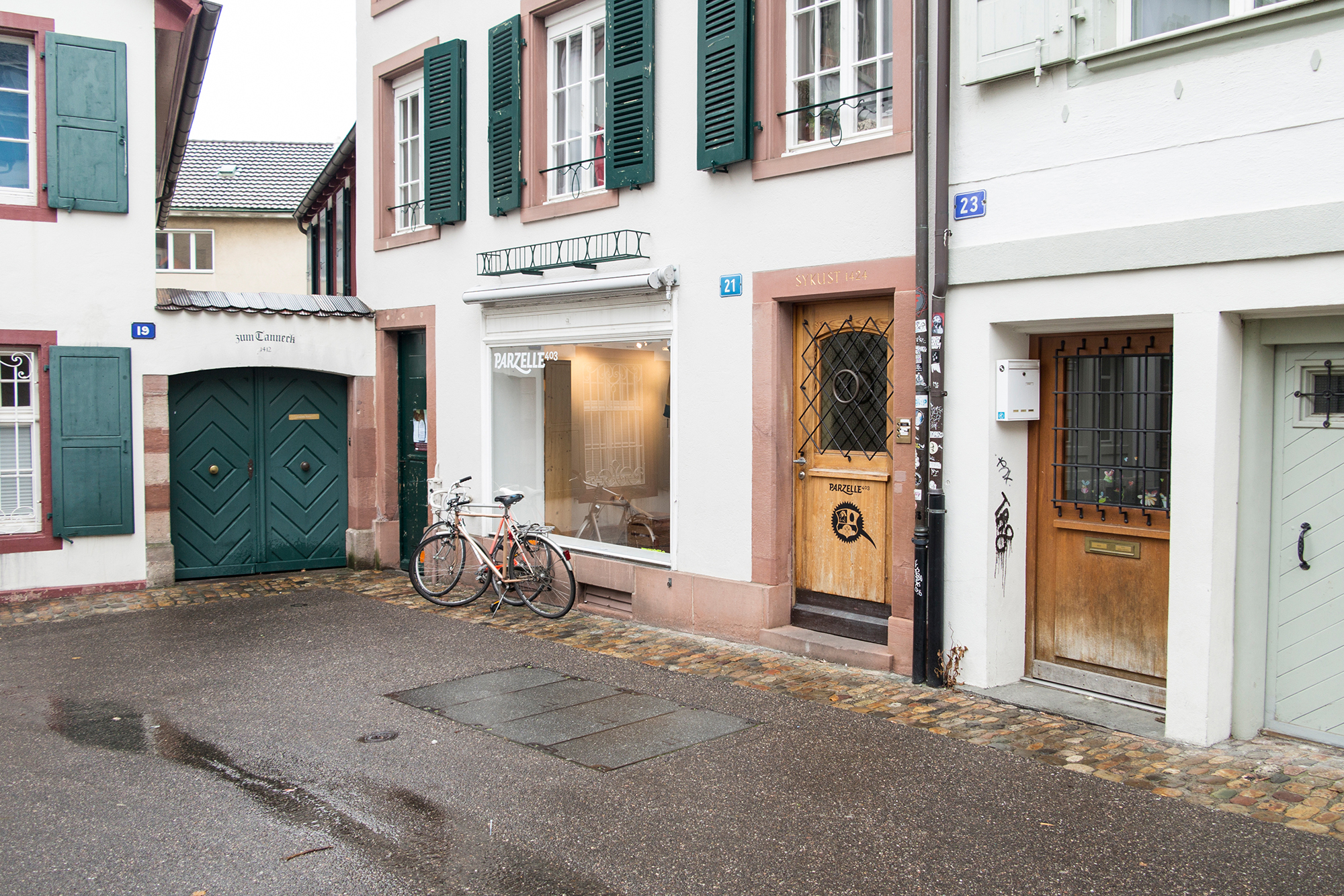 Noch halten die Velos vor dem Schaufenster. Was nach dem Verkauf mit dem Laden-/Galerieraum im Erdgeschoss passiert, ist offen.
