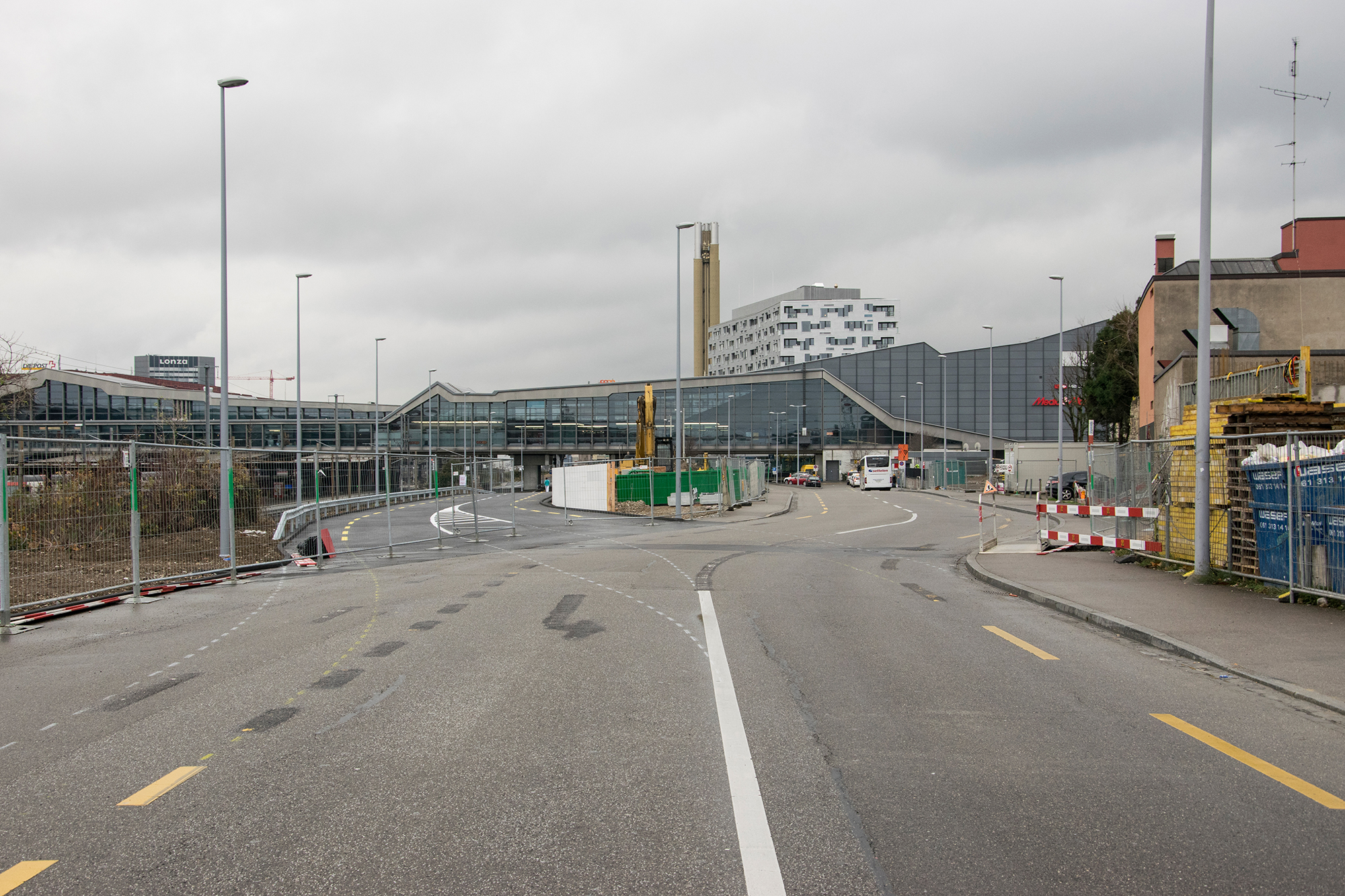 Zweigeteilt: Ab Freitag wird die provisorische Meret-Oppenheim-Strasse (links) befahren. Der Platz der bisherigen Strasse wird für die Bauarbeiten benötigt