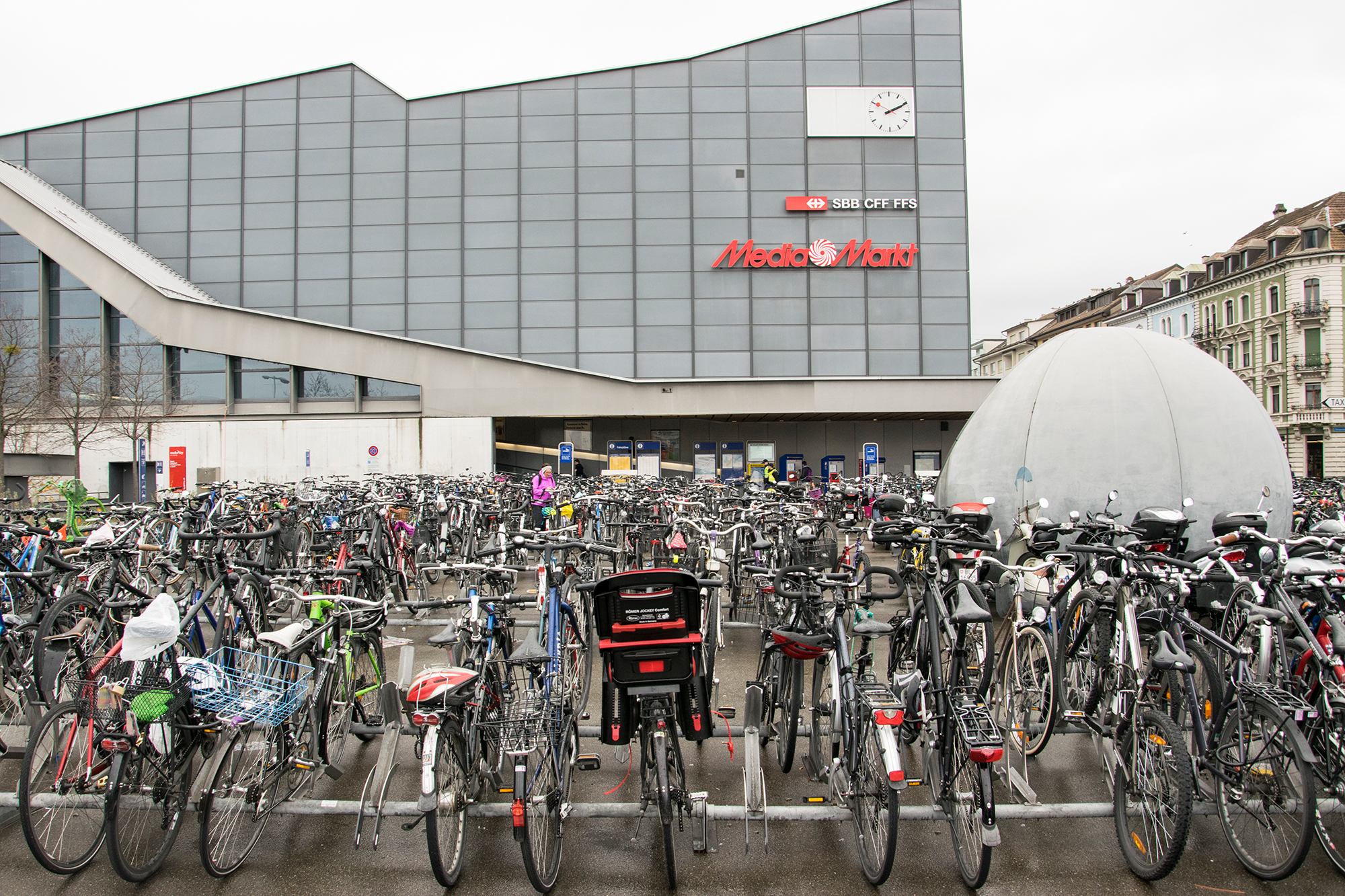 Die provisorischen Veloabstellplätze werden bis 2018 bleiben. Dann verlegt sie die SBB zurück an den ursprünglichen Ort.