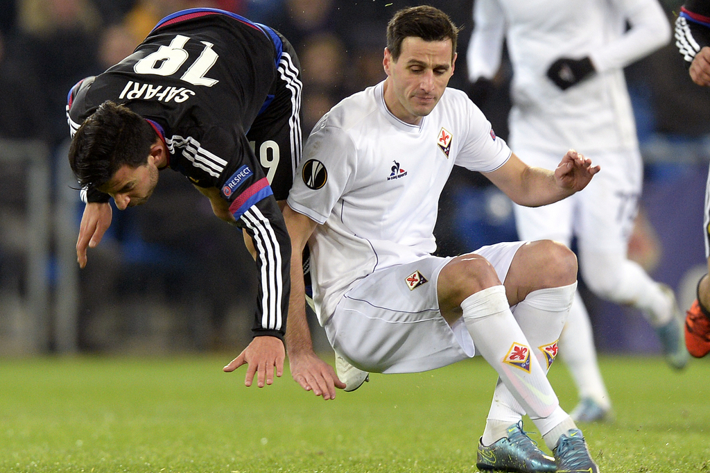 Basel's Behrang Safari, left, fights against Fiorentina's Nikola Kalinic,right, during the UEFA Europa League group I group stage matchday 5 soccer match between Switzerland's FC Basel 1893 and Italy's ACF Fiorentina at the St. Jakob-Park stadium in Basel, Switzerland, on Thursday, November 26, 2015. (KEYSTONE/Walter Bieri)