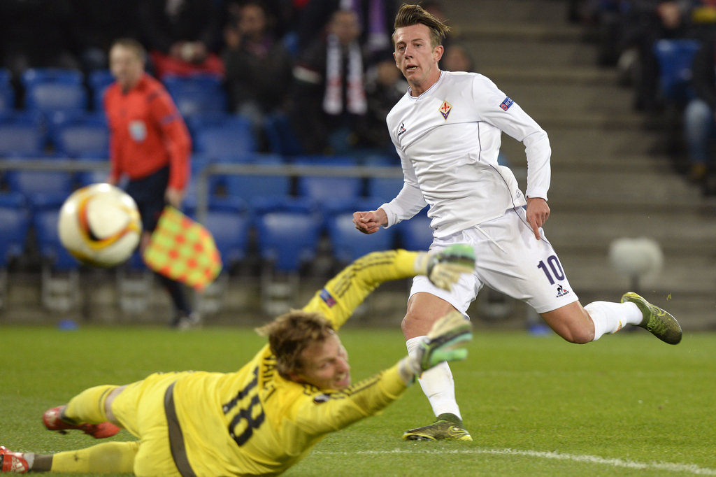 Fiorentina's Federico Bernardeschi, right, scores the first goal for Fiorentina against Basel's goalkeeper Germano Vailati, left, during the UEFA Europa League group I group stage matchday 5 soccer match between Switzerland's FC Basel 1893 and Italy's ACF Fiorentina at the St. Jakob-Park stadium in Basel, Switzerland, on Thursday, November 26, 2015. (KEYSTONE/Walter Bieri)