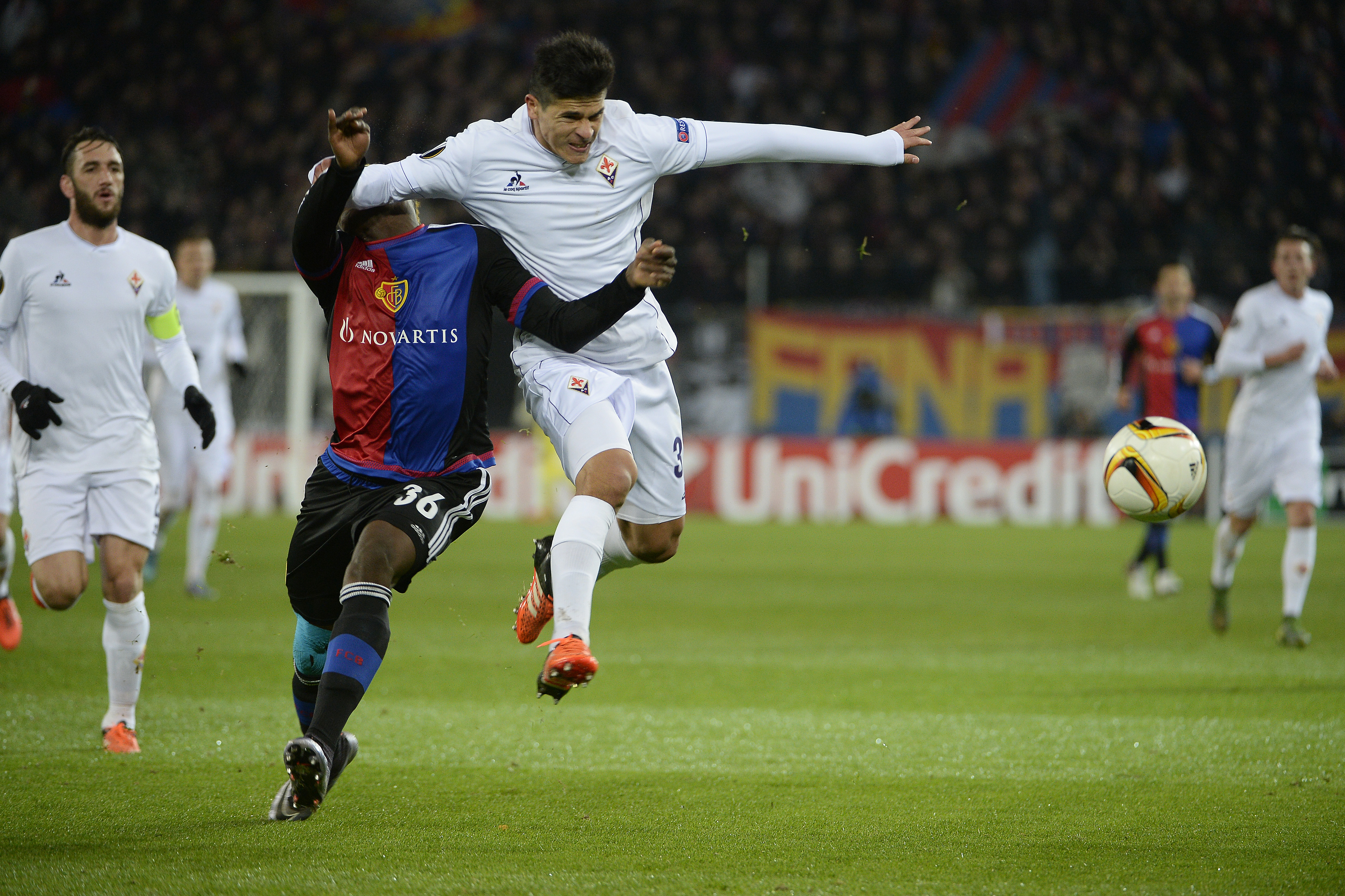 26.11.2015; Basel; Fussball Europa League - FC Basel - AC Fiorentina; Breel Embolo (Basel) wird von Facundo Roncaglia (Fiorentina) gefoult (Daniela Frutiger/freshfocus)