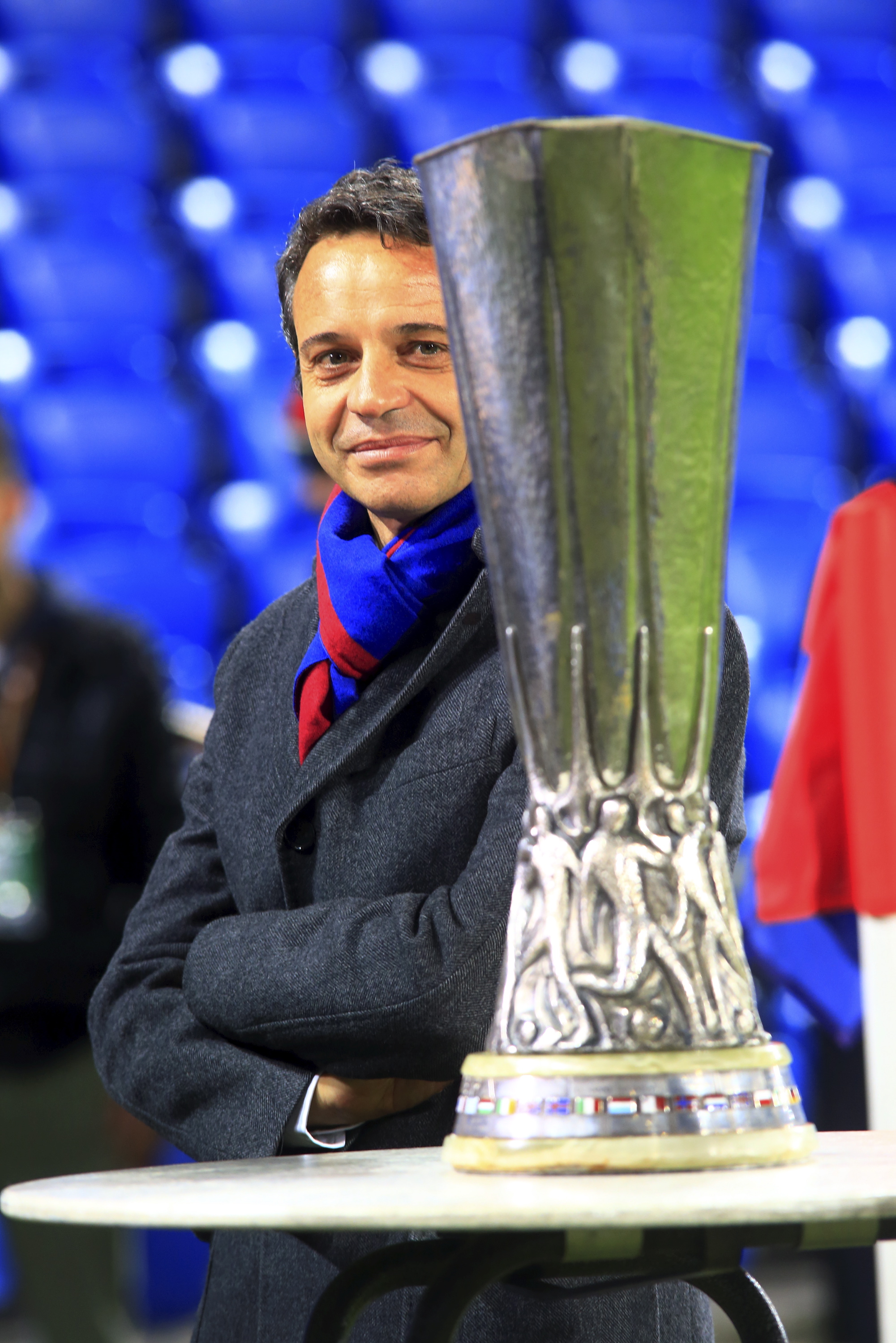 26.11.2015 Basel .Fussball Herren St.Jakob Park Europa League FC Basel - ACF Fiorentina Saison 2015/2016 Aktion Bild zeigt Praesident Bernhard Heusler (FC Basel) re, der Europa-League Pokal Aktion Einzelbild Foto (c) Anton Geisser Foto (c) Anton Geisser