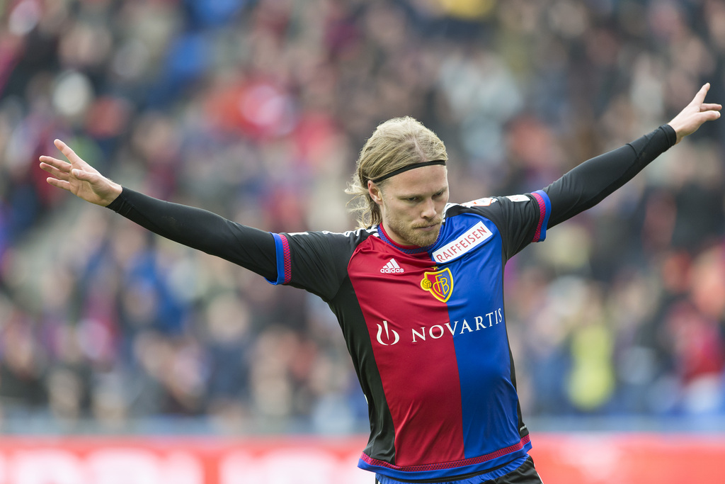 Der Basler Birkir Bjarnason jubelt ueber sein 1:0 im Fussball Meisterschaftsspiel der Super League zwischen dem FC Basel 1893 und dem FC Luzern, im Stadion St. Jakob-Park in Basel, am Sonntag, 29. November 2015. (KEYSTONE/Georgios Kefalas)