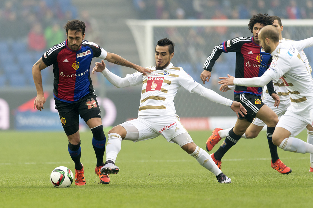 Der Basler Matias Emilio Delgado, links, im Kampf um den Ball gegen den Luzerner Dario Lezcano, rechts, im Fussball Meisterschaftsspiel der Super League zwischen dem FC Basel 1893 und dem FC Luzern, im Stadion St. Jakob-Park in Basel, am Sonntag, 29. November 2015. (KEYSTONE/Georgios Kefalas)