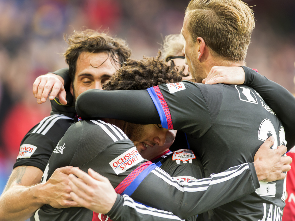 Die Basler feiern das 3:0 von Mohamed Elneny, Mitte, im Fussball Meisterschaftsspiel der Super League zwischen dem FC Basel 1893 und dem FC Luzern, im Stadion St. Jakob-Park in Basel, am Sonntag, 29. November 2015. (KEYSTONE/Georgios Kefalas)
