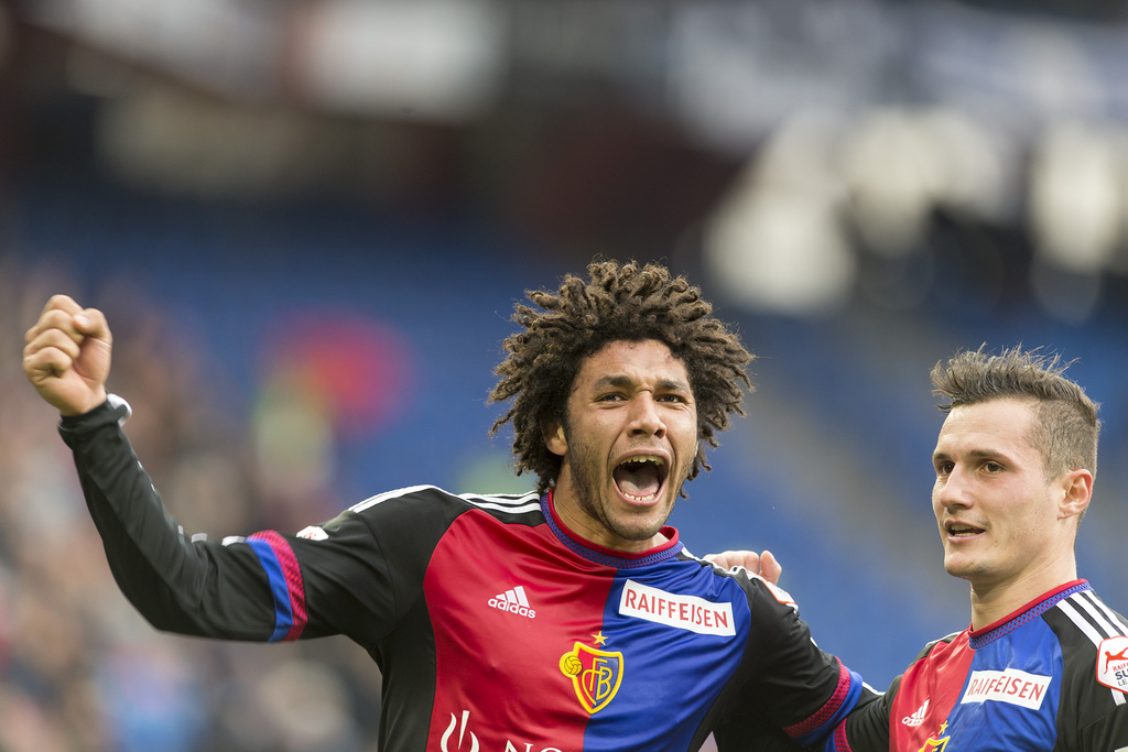 Der Basler Taulant Xhaka, rechts, gratuliert dem jubelnden Mohamed Elneny, links, zu seinem 3:0 im Fussball Meisterschaftsspiel der Super League zwischen dem FC Basel 1893 und dem FC Luzern, im Stadion St. Jakob-Park in Basel, am Sonntag, 29. November 2015. (KEYSTONE/Georgios Kefalas)