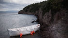 Flüchtlinge bei der Ankunft aus der Türkei auf der Insel Lesbos in Griechenland. Von Flüchtlingen benutztes Boot nach der 