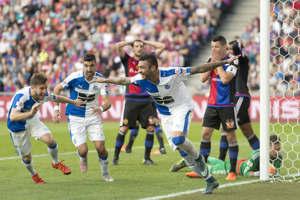 Der Zuercher Caio, vorne, freut sich ueber sein Tor im Fussball Meisterschaftsspiel der Super League zwischen dem FC Basel 1893 und dem Grasshopper Club Zuerich, im Stadion St. Jakob-Park in Basel, am Sonntag, 8. November 2015. (KEYSTONE/Georgios Kefalas)