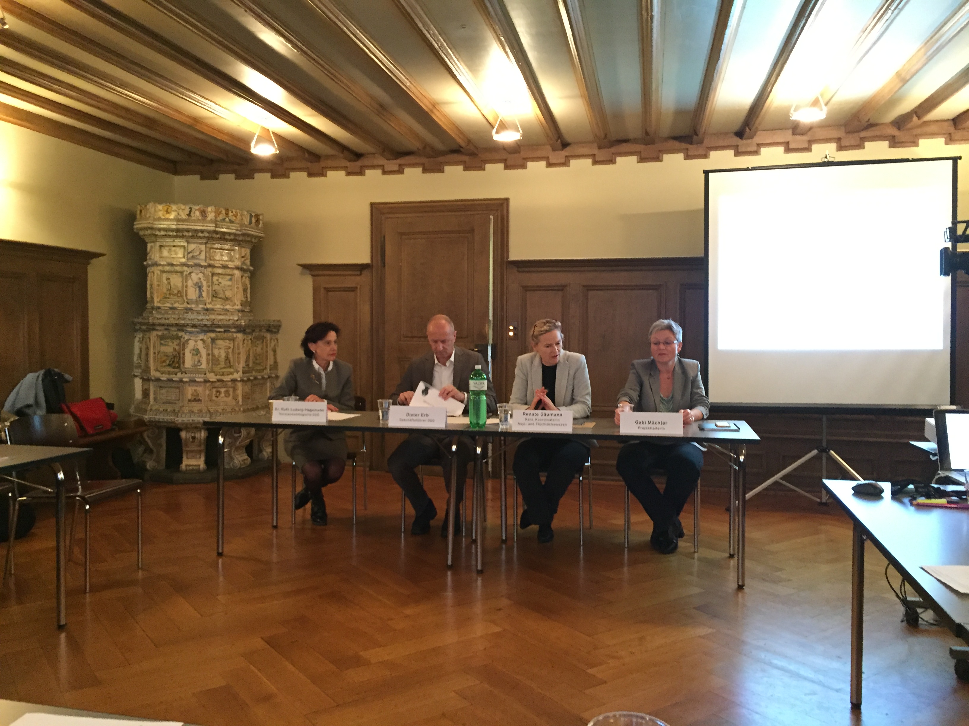 Ruth Ludwig-Hagemann, Dieter Erb, Renata Gäumann und Gabi Mächler stellen die Kontaktstelle Gastfamilien für Flüchtlinge vor.