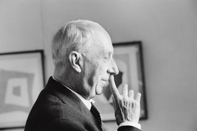 Hans Arp in der Ausstellung seiner grafischen Werke im Kunstmuseum Basel, 1959.