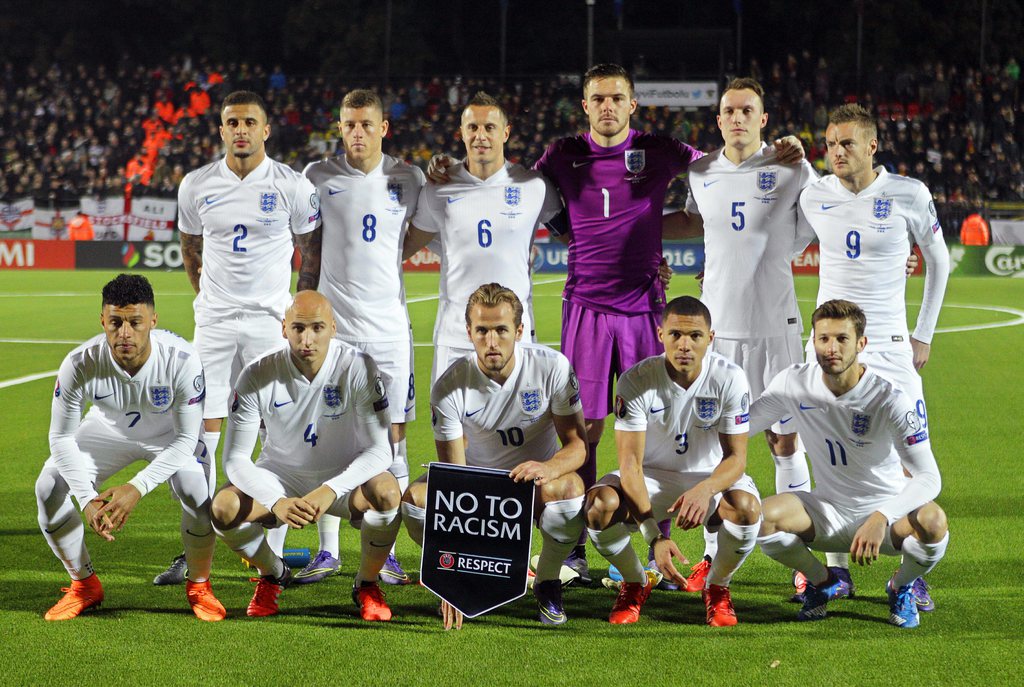 epa05050610 UEFA EURO 2016 TEAMS..Picture taken on 12 October 2015 of England players (front row, L-R) Alex Oxlade-Chamberlain, Jonjo Shelvey, Harry Kane, Kieran Gibbs, and Adam Lallana; (back row, L-R) Kyle Walker, Ross Barkley, captain Phil Jagielka, goalkeeper Jack Butland, Phil Jones, and Jamie Vardy before the UEFA EURO 2016 group E qualifying soccer match between Lithuania and England in Vilnius, Lithuania. Team England will take part in the UEFA EURO 2016 soccer championship in France. EPA/VALDA KALNINA