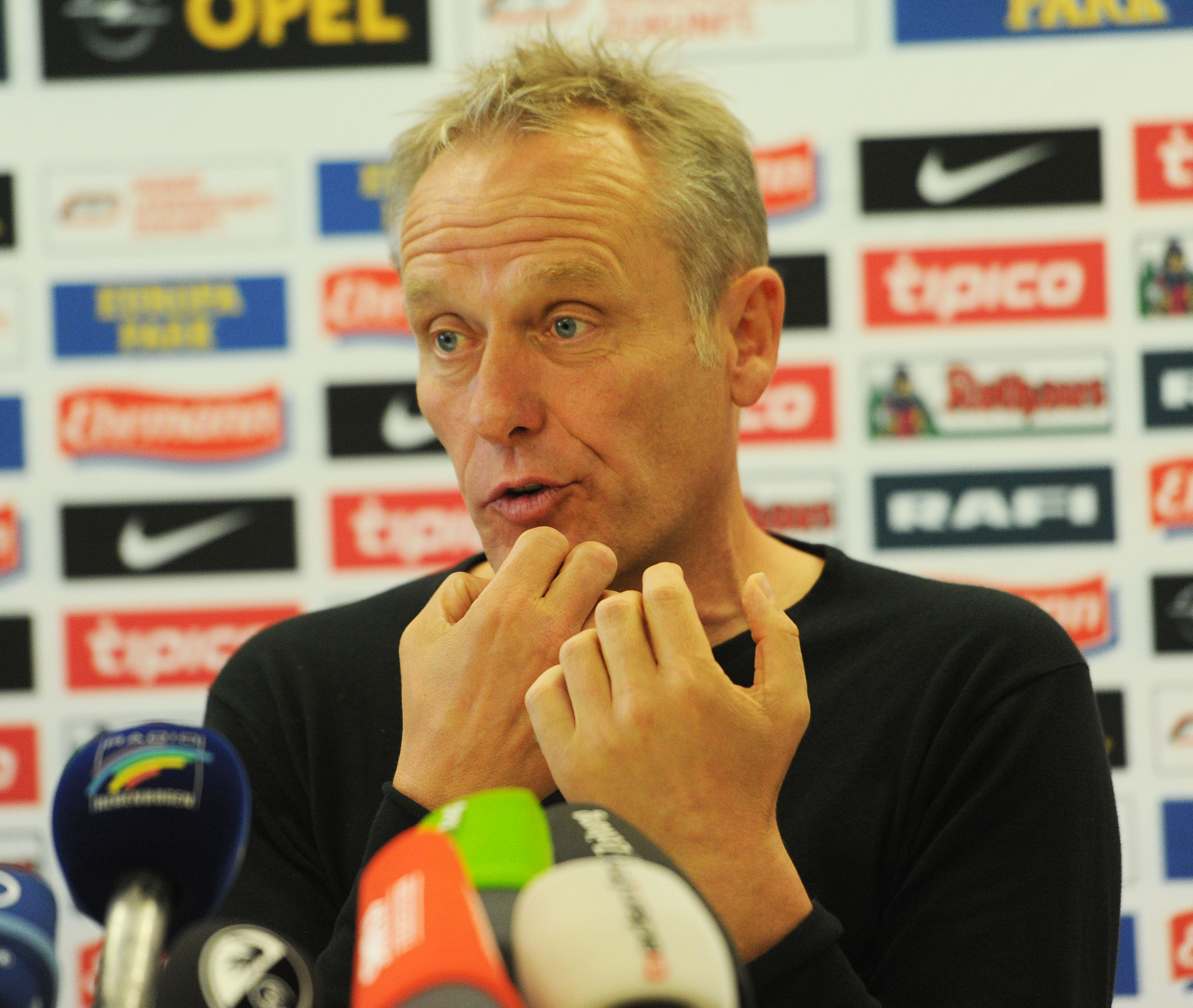 CH STREICH L TRAINER SC FRRBG PK VOR ARMINIA 17. sept 15 copyright Meinrad Schön Sportfoto Mühlenstrasse 5a D-79589 Binzen TELEFON 0049-7621-1676087 mobil 00491714155918 FAX: 0049180506034681232 Konto: 6344402 VB Dreiländereck Lörrach 68390000 FA Lörrach 19 % UmSst: Steuernr: 11481/02641 IBAN: DE90683900000006344402 (Papierform: DE90 6839 0000 0006 3444 02) BIC: VOLODE66XXX (VB Dreiländereck Lörrach) Bank: Volksbank Dreiländereck meinradschoen@aol.com fotoms@aol.com sw-sport@de