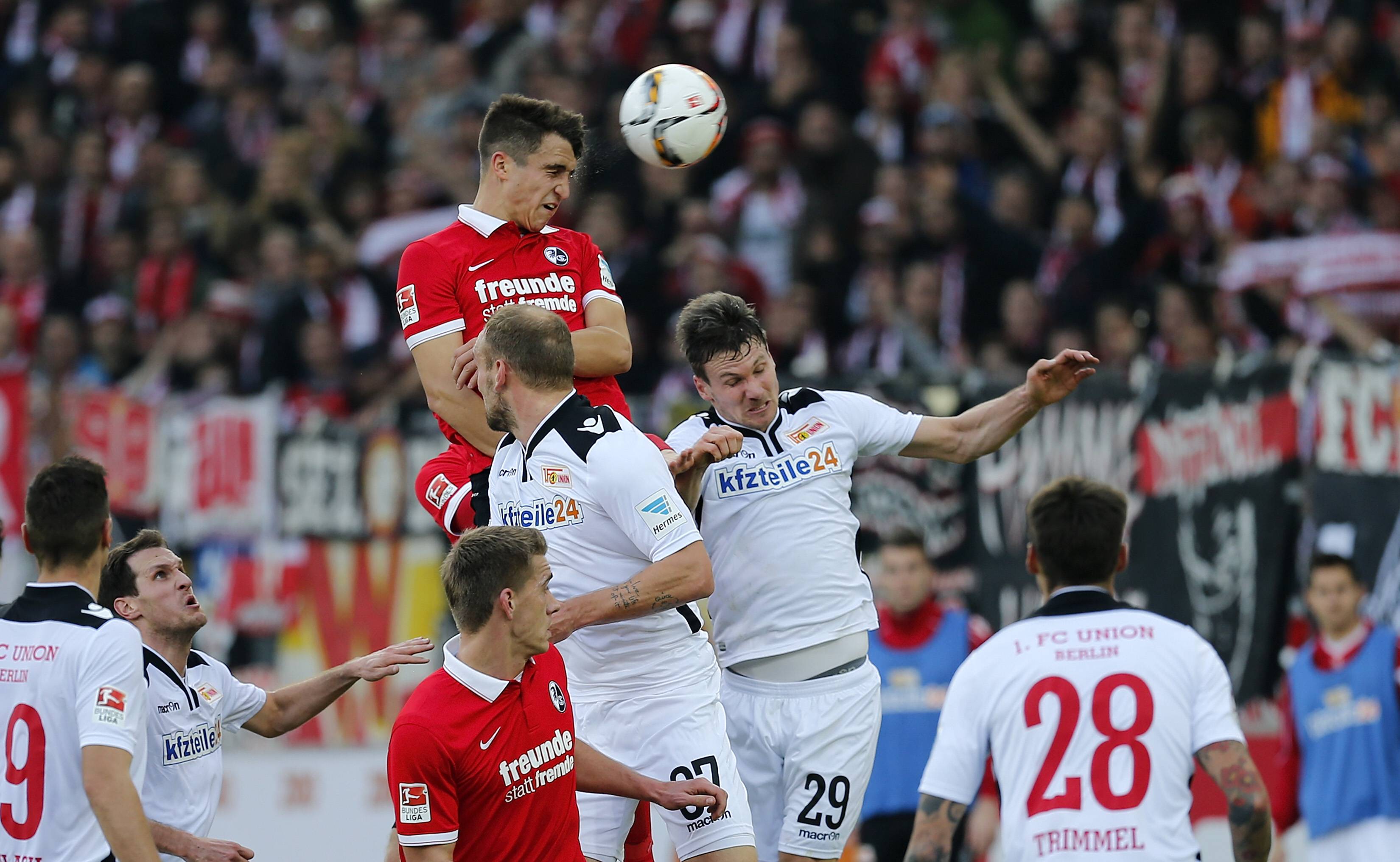 Marc-Oliver Kempf (l) von Freiburg erzielt im Zweikampf mit Michael Parensen von Union Berlin das Tor zum 2:0. Fussball, 2. Bundesliga, Herren, Saison 2015/2016, 17. Spieltag am 05.12.2015 im Schwarzwald-Stadion, SC Freiburg - 1. FC Union Berlin. SC Freiburg - 1. FC Union Berlin Marc Oliver Kempf l from Freiburg reached in duel with Michael Parensen from Union Berlin the goal to 2 0 Football 2 Bundesliga men Season 2015 2016 17 Matchday at 05 12 2015 in Black Forest Stadium SC Freiburg 1 FC Union Berlin SC Freiburg 1 FC Union Berlin