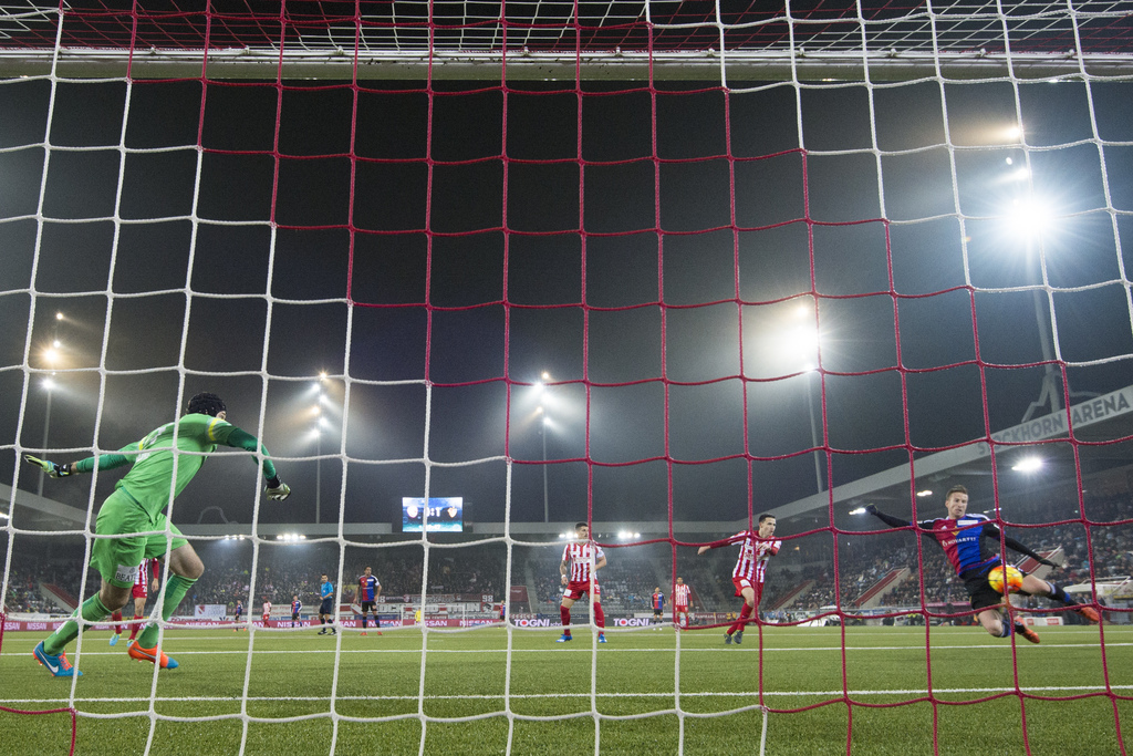Basels Marc Janko, rechts, erzielt das Tor zum 0-2 gegen Thuns Torhueter Guillaume Faivre im Super League Spiel zwischen dem FC Thun und dem FC Basel, am Sonntag, 6. Dezember 2015 in der Stockhorn Arena in Thun. (KEYSTONE/Peter Klaunzer)