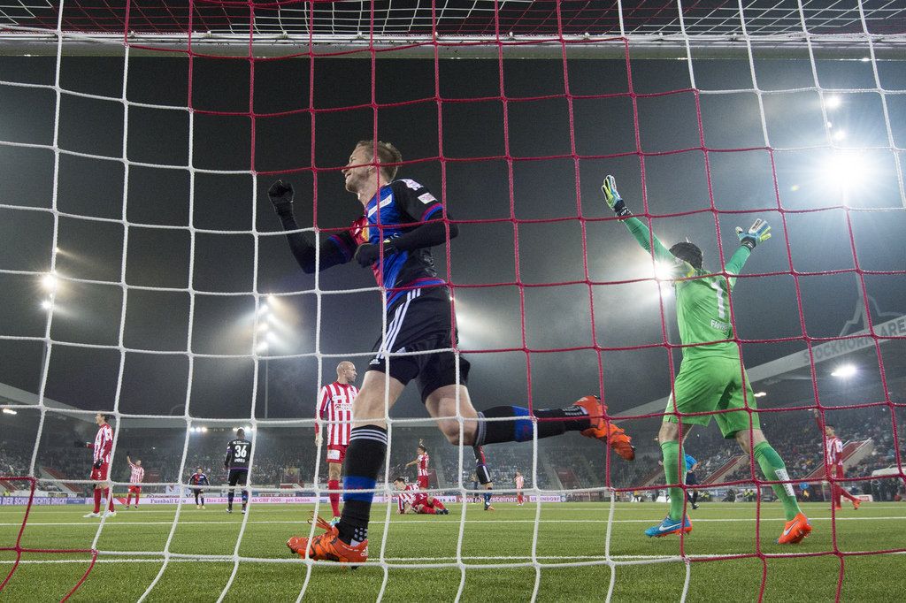 Basels Marc Janko, links, jubelt nach dem Tor zum 0-1 neben Thuns Torhueter Guillaume Faivre im Super League Spiel zwischen dem FC Thun und dem FC Basel, am Sonntag, 6. Dezember 2015 in der Stockhorn Arena in Thun. (KEYSTONE/Peter Klaunzer)