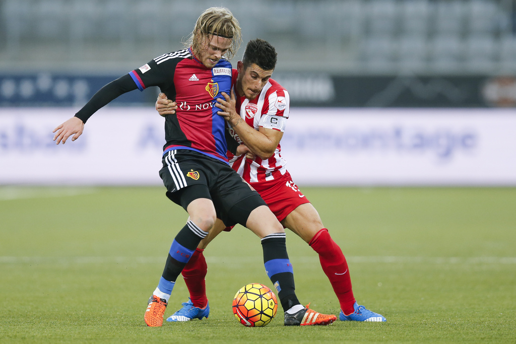 Basels Birkir Bjarnason, links, kaempft um den Ball mit Thuns Dennis Hediger im Super League Spiel zwischen dem FC Thun und dem FC Basel, am Sonntag, 6. Dezember 2015 in der Stockhorn Arena in Thun. (KEYSTONE/Peter Klaunzer)
