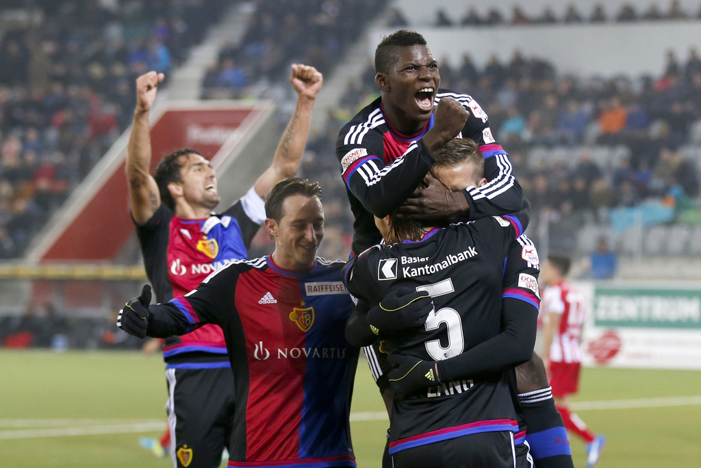 Basels Marc Janko, rechts verdeckt, jubelt mit seinen Teamkollegen Michael Lang, vorne, Breel Embolo, oben, Luca Zuffi und Matias Delgado, hinten, nach dem Tor zum 0-2 im Super League Spiel zwischen dem FC Thun und dem FC Basel, am Sonntag, 6. Dezember 2015 in der Stockhorn Arena in Thun. (KEYSTONE/Peter Klaunzer)