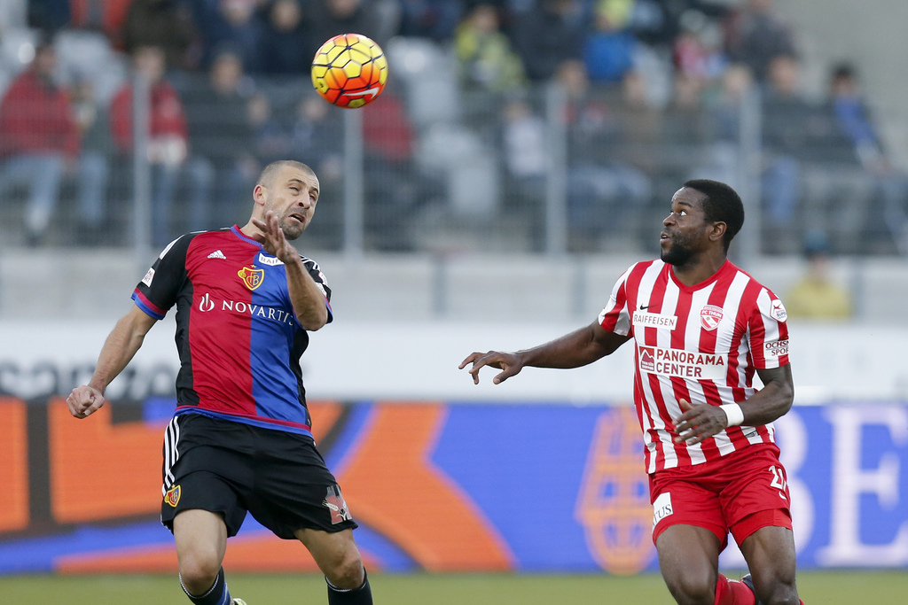 Basels Walter Samuel, links, kaempft um den Ball mit Thuns Ridge Munsy im Super League Spiel zwischen dem FC Thun und dem FC Basel, am Sonntag, 6. Dezember 2015 in der Stockhorn Arena in Thun. (KEYSTONE/Peter Klaunzer)