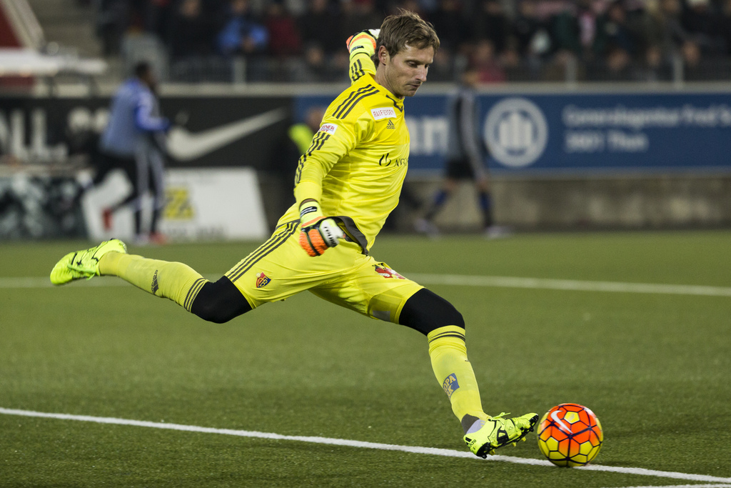 Basels Torhueter Germano Vailati kickt den Ball im Super League Spiel zwischen dem FC Thun und dem FC Basel, am Sonntag, 6. Dezember 2015, in der Stockhorn Arena in Thun. (KEYSTONE/Dominic Steinmann)