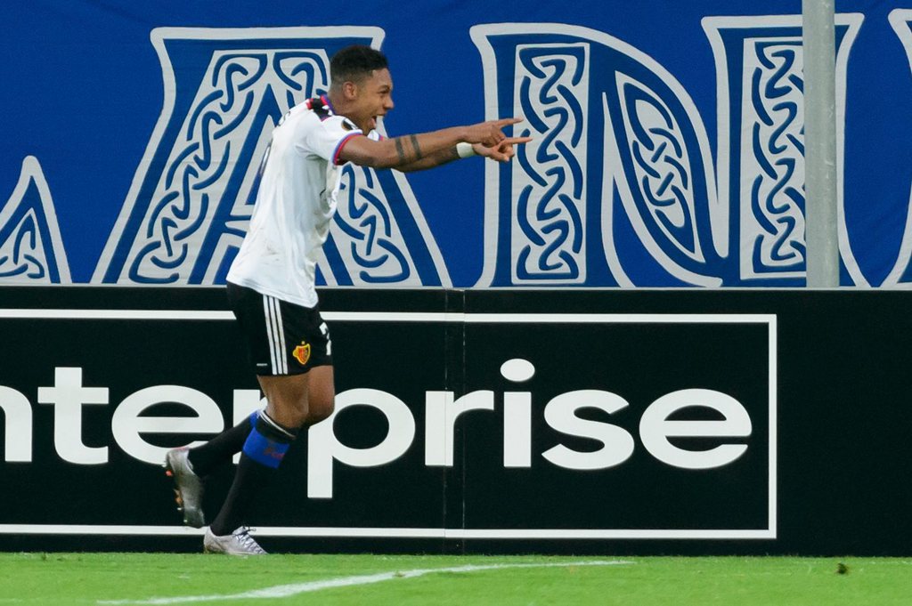 epa05064286 Basel's Jean-Paul Boetius celebrates after scoring during the UEFA Europa League group I soccer match between KKS Lech Poznan and Switzerland's FC Basel 1893 in Poznan, 10 December 2015. EPA/JAKUB KACZMARCZYK POLAND OUT