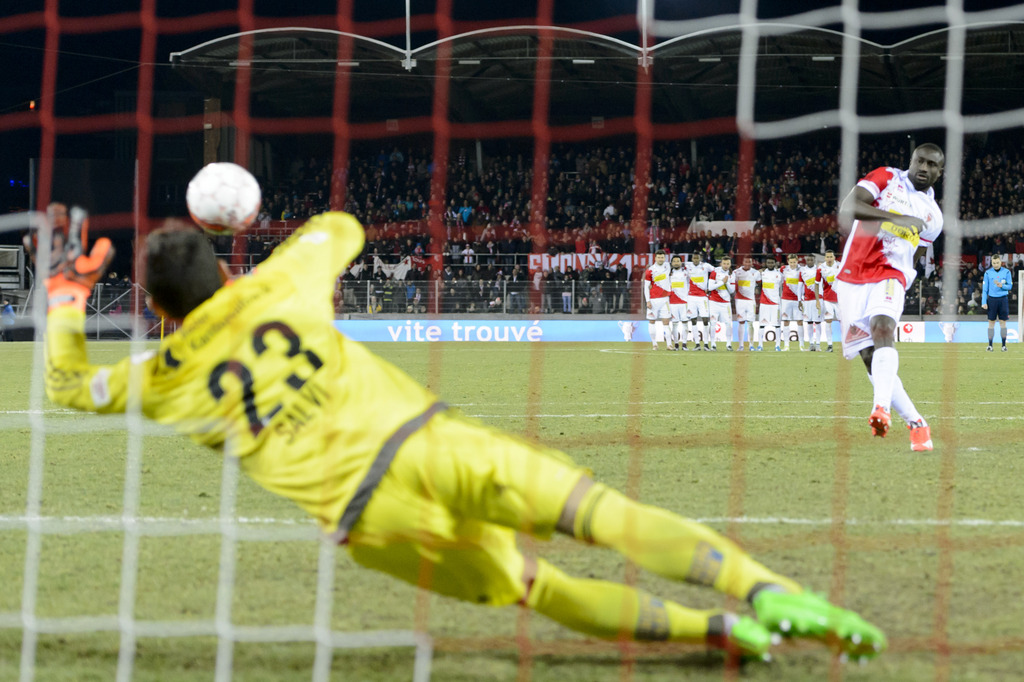 Le joueur valaisan Jagne Pa Modou, droite, marque le dernier penalty au le gardien balois Mirko Salvi, gauche, lors de la rencontre de 1/4 de finale de la Coupe Suisse de football entre le FC Sion et le FC Bale 1893 ce dimanche 13 decembre 2015 au stade de Tourbillon a Sion. (KEYSTONE/Laurent Gillieron).