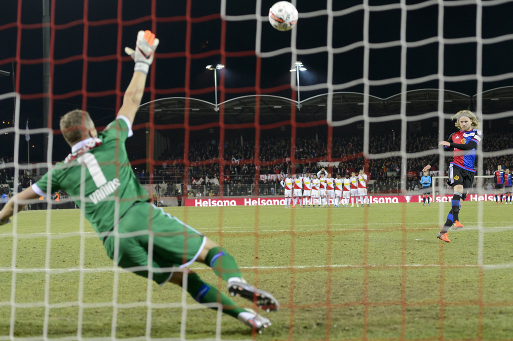 Le joueur balois Birkir Bjarnason, droite, manque son penaltly face au gardien valaisan Andris Vanins, gauche, lors de la rencontre de 1/4 de finale de la Coupe Suisse de football entre le FC Sion et le FC Bale 1893 ce dimanche 13 decembre 2015 au stade de Tourbillon a Sion. (KEYSTONE/Laurent Gillieron).