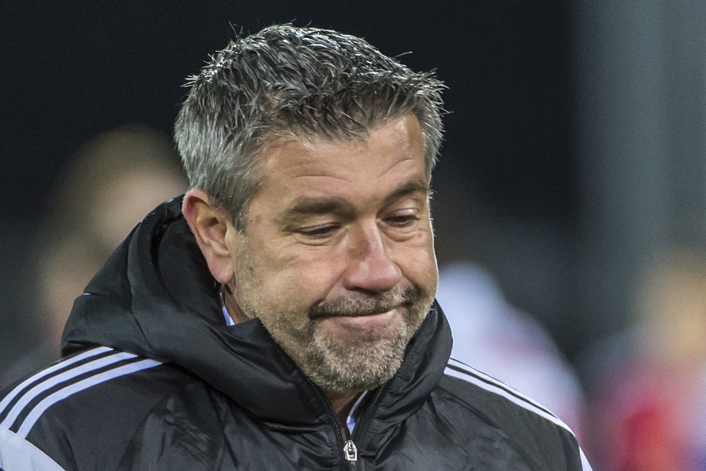 L�entraineur du FC Basel Urs Fischer montre sa deception apres la rencontre de 1/4 de finale de la Coupe Suisse de football entre le FC Sion et le FC Bale 1893 ce dimanche 13 decembre 2015 au stade de Tourbillon a Sion. (KEYSTONE/Alessandro della Valle)