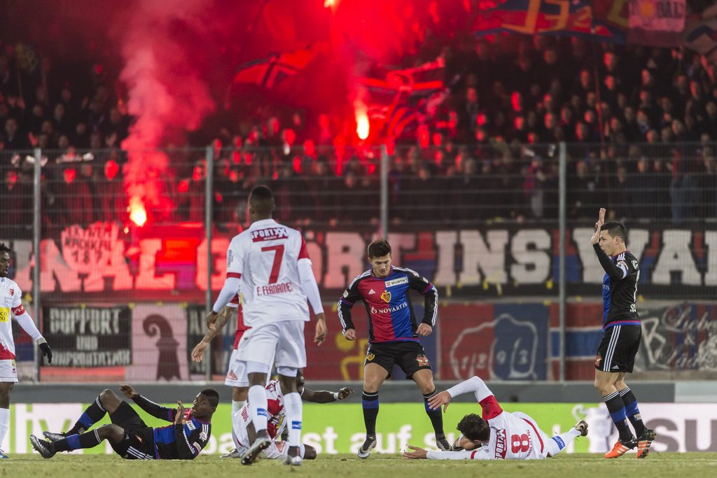 Ambiance de coupe lors de la rencontre de 1/4 de finale de la Coupe Suisse de football entre le FC Sion et le FC Bale 1893 ce dimanche 13 decembre 2015 au stade de Tourbillon a Sion. (KEYSTONE/Alessandro della Valle).