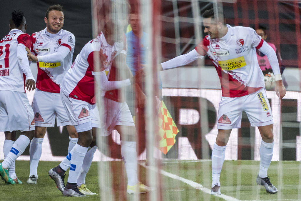 Les joueurs valaisans avec Ebenezer Assifuah qui vient de marquer le 2:0 et Elsad Zverotic, de gauche, jubilent lors de la rencontre de 1/4 de finale de la Coupe Suisse de football entre le FC Sion et le FC Bale 1893 ce dimanche 13 decembre 2015 au stade de Tourbillon a Sion. (KEYSTONE/Alessandro della Valle)