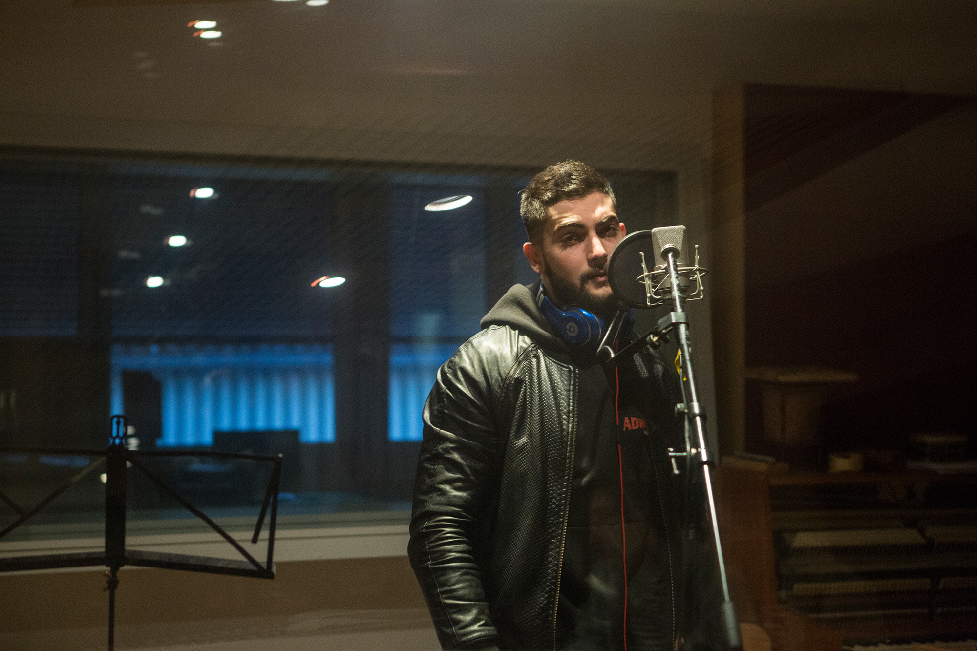… wie im Studio und hinter dem Mikrofon.