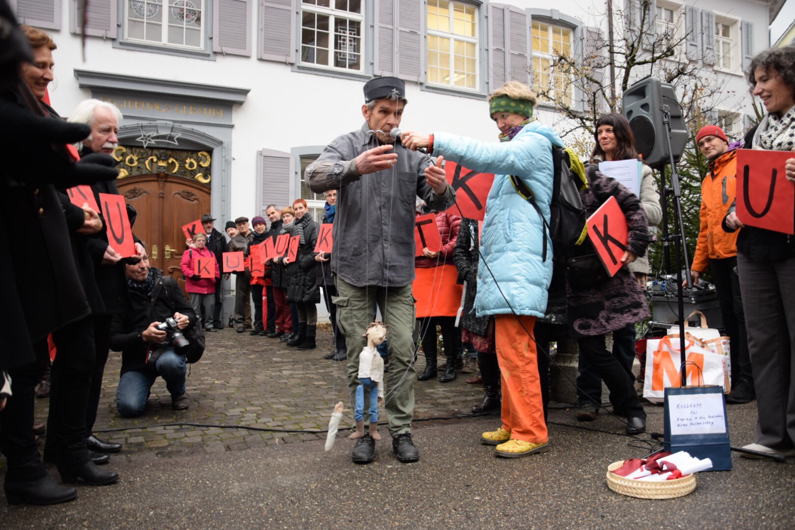 Arme weg: Mithilfe einer Marionette wurden die Konsequenzen der Sparmassnahmen in der Kultur vorgeführt. 