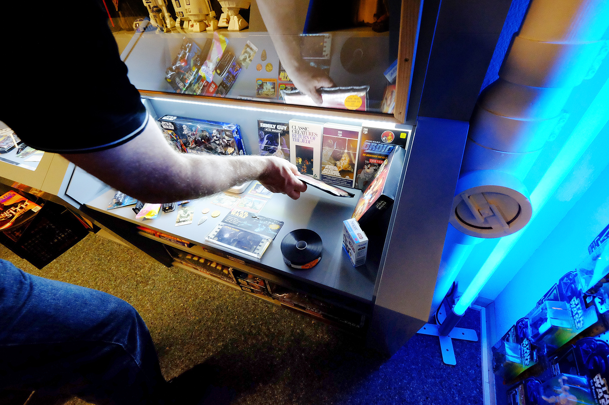 Star Wars in der Vitrine. Und Leuchtschwerter daneben.