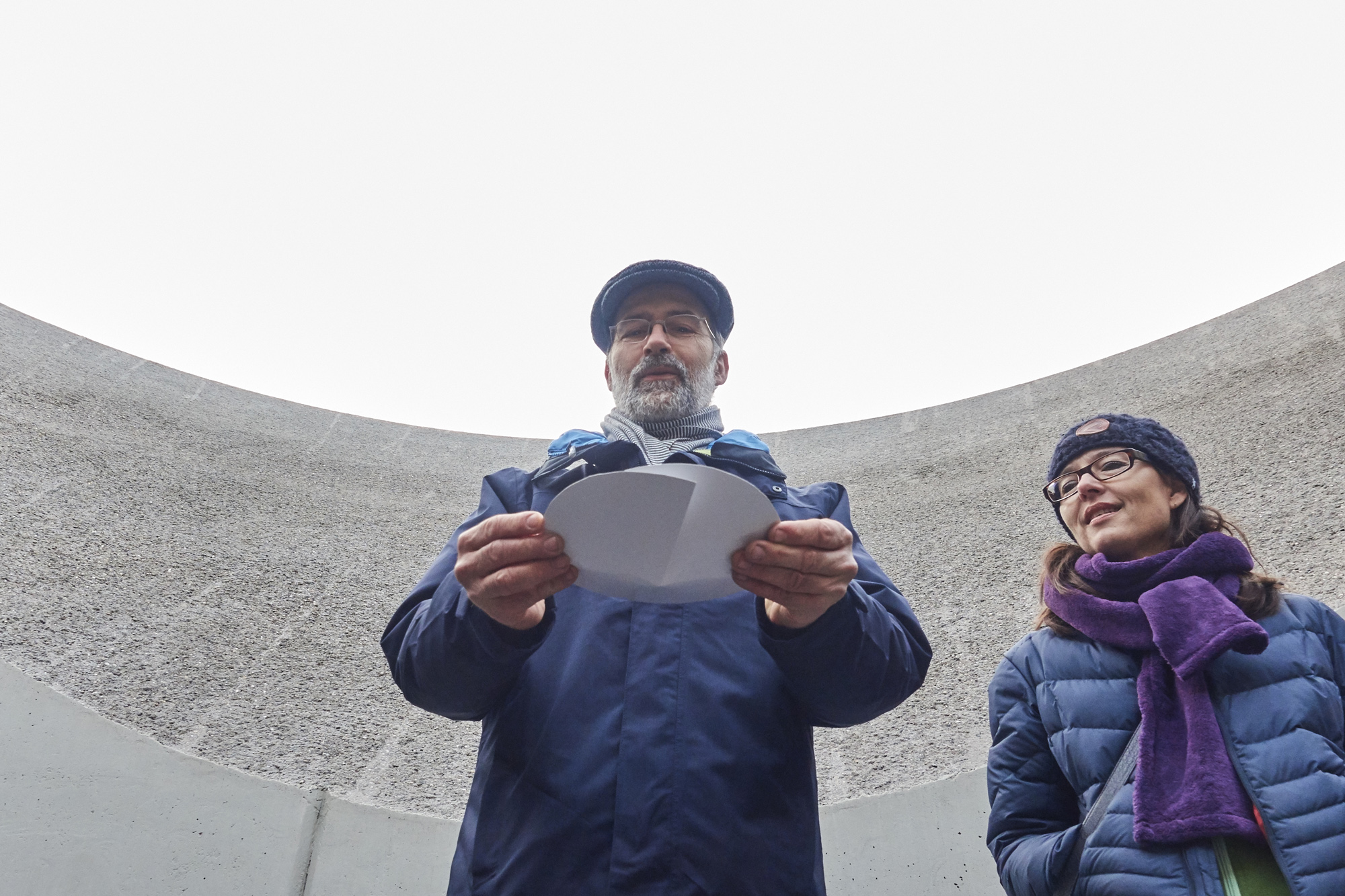 Der Künstler Michele Cordasco erklärt das Trichterprinzip seiner begehbaren Skulptur.