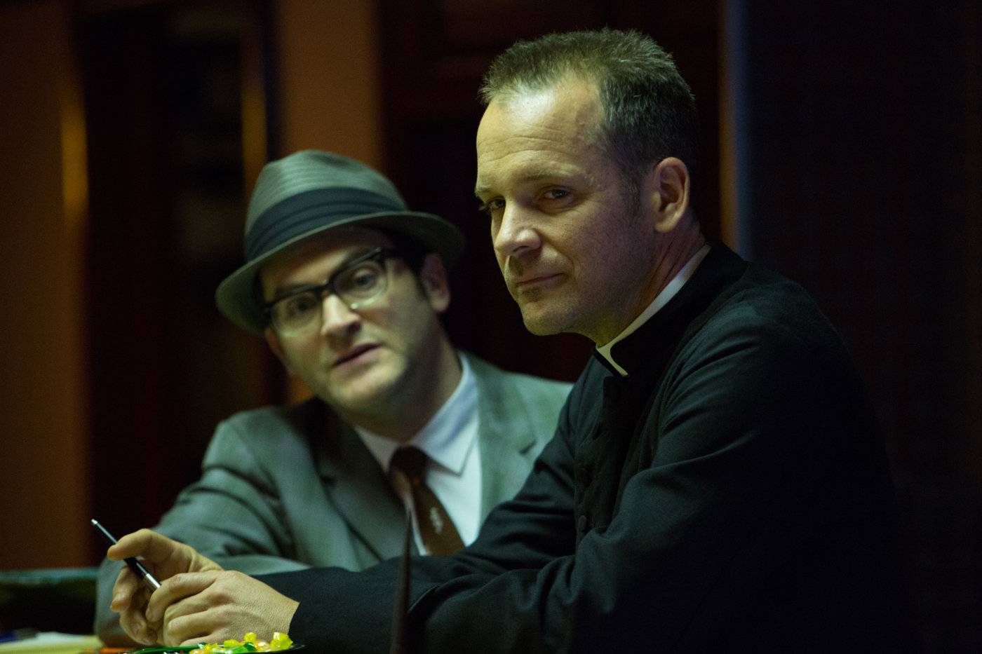 Michael Stuhlbarg verkörpert den amerikanischen Patrioten und Anwalt Paul Marshall, Peter Sarsgaard den sanftmütigen Priester.